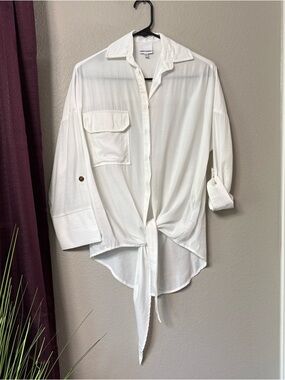 #821 Skylar+Madison White Tie Front Adjustable Sleeve Blouse Size Small